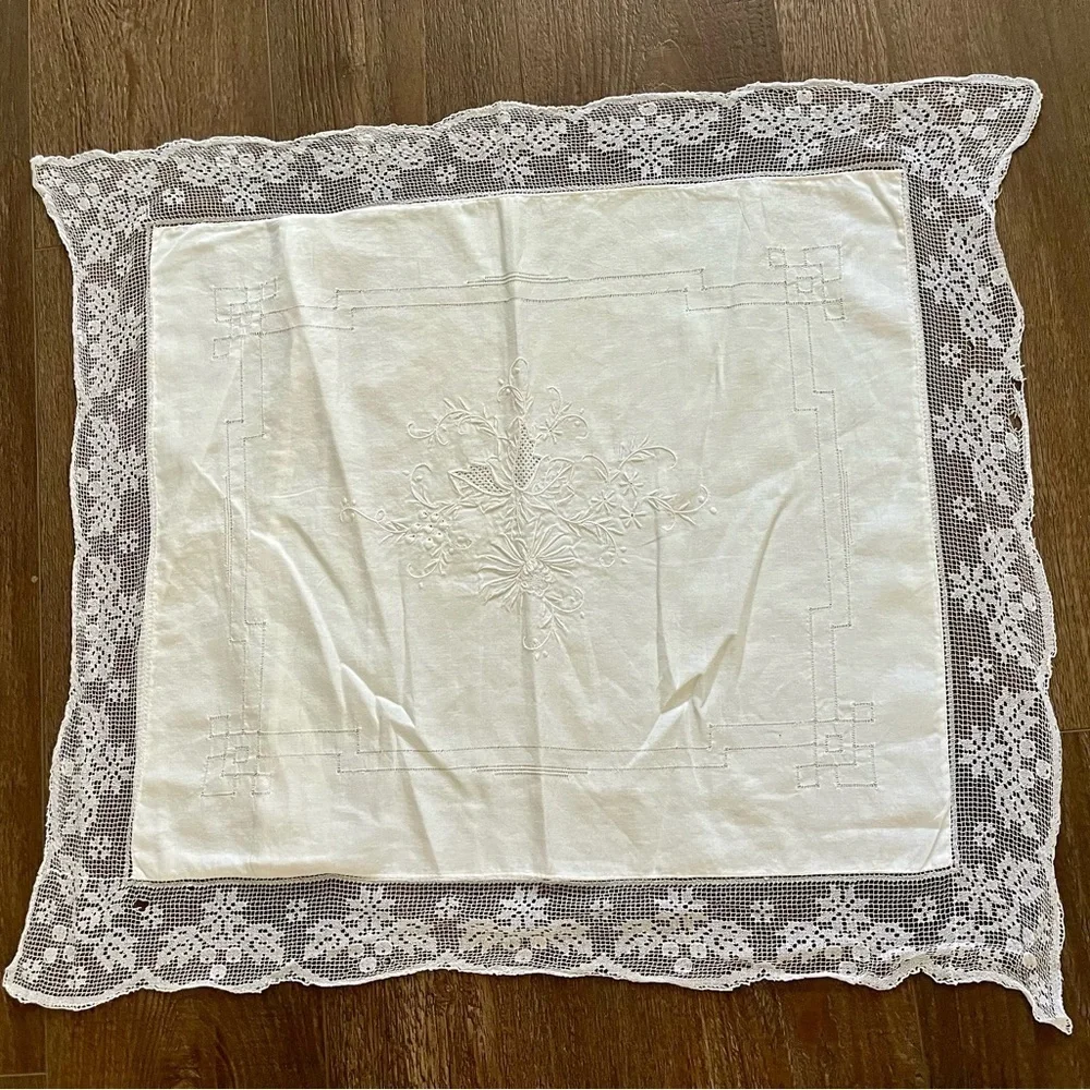 White Lace Trimmed Tablecloth 22/24 inches